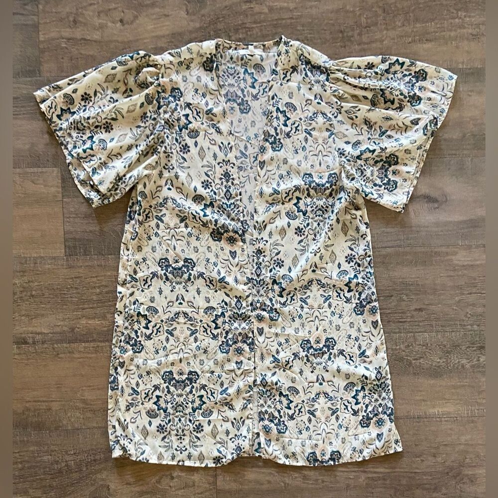 Maurice’s NWOT womens size M ivory and blue floral ruffle sleeve kimono cardigan